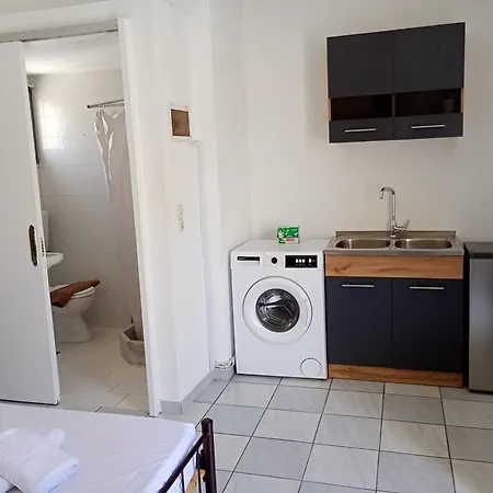 Art - Double With Balcony & Kitchenette * بيريسا